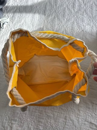 Mochila de playa amarilla con conchas