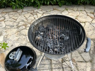 Barbacoa carbón Weber Original con tapa y ruedas