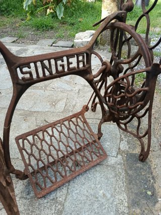 Pie de máquina Singer antiguo
