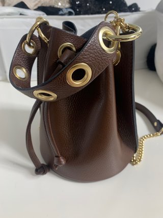 Bolso bombonera piel marrón con asas doradas