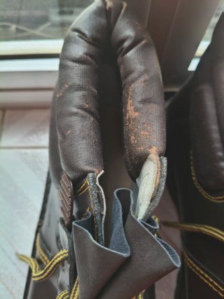 Botas de seguridad negras y marrones