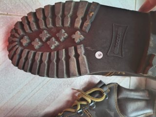 Botas de seguridad negras y marrones