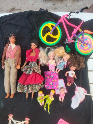 Lote de Barbies y ropa