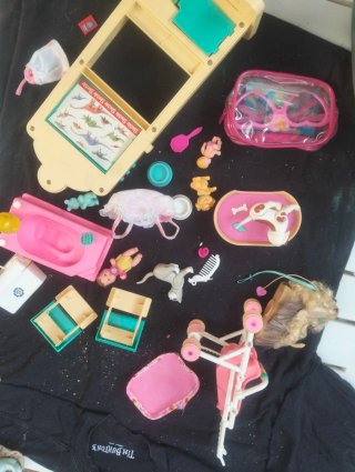 Lote de Barbies y ropa