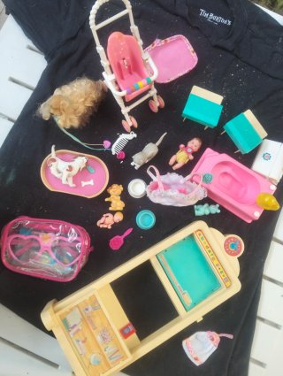 Lote de Barbies y ropa