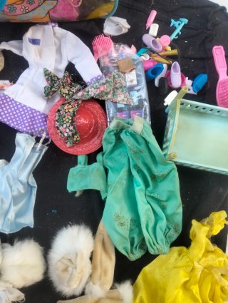 Lote de Barbies y ropa