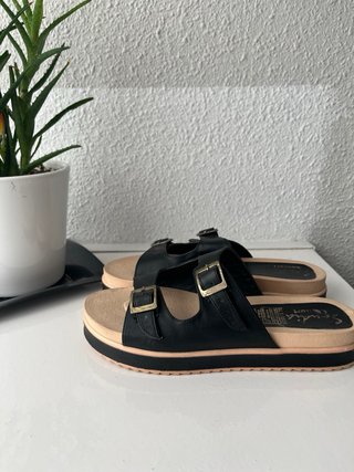 Sandalias Sanita negras y beige