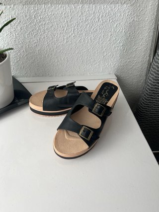 Sandalias Sanita negras y beige