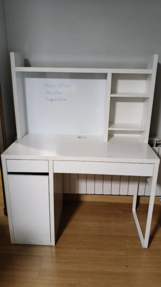 Escritorio blanco con estantería