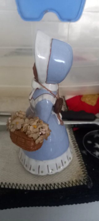 Figura , con cesta de flores