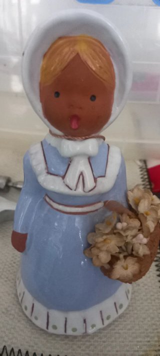 Figura , con cesta de flores