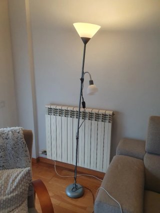 Lámpara de pie salón gris y blanco