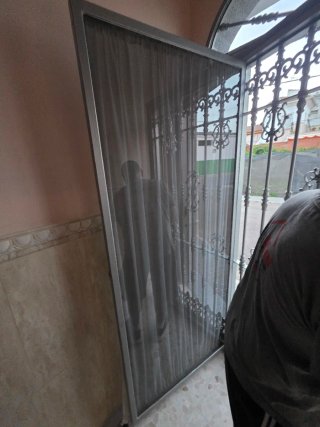Puerta exterior de hierro sin marco
