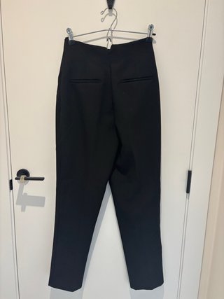Pantalón de traje negro con botones
