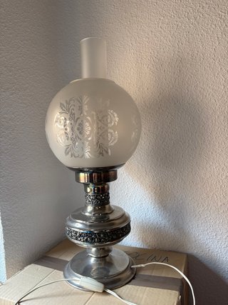 Lámpara estilo quinqué plateada y blanca