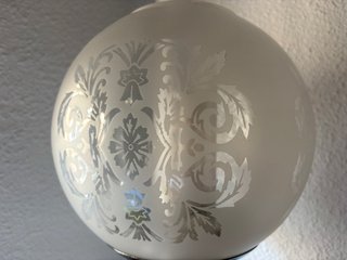 Lámpara estilo quinqué plateada y blanca