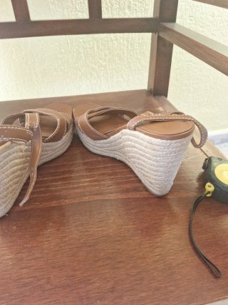 Cuñas de esparto marrones