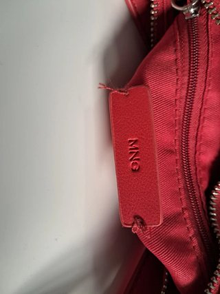 Bolso de hombro color rojo de Mango.