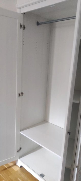 Armario blanco con puertas de espejo