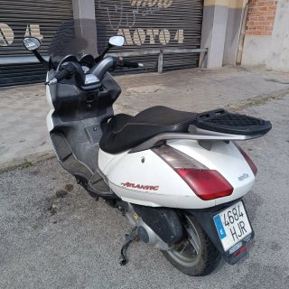 Aprilia 125 Maxi Scooter Blanca