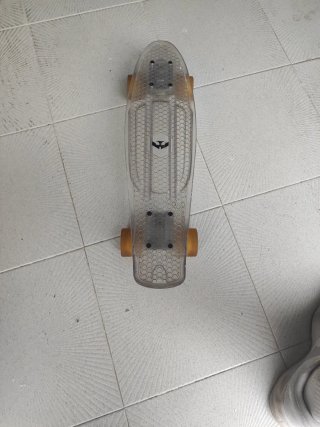 Patinete transparente con ruedas naranjas