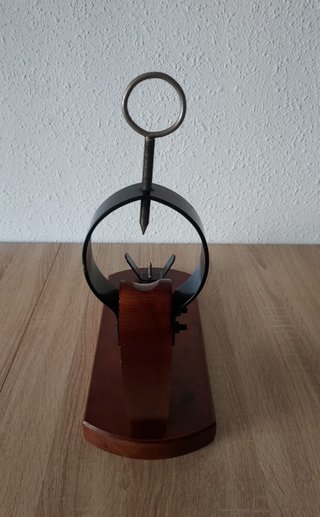JAMONERO DE MADERA CON CUCHILLO DE CORTE