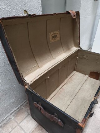 Baúl antiguo cuero, madera y metal