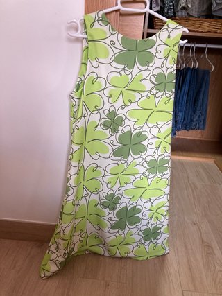 Prendas de ropa variadas, verano e invierno