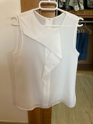 Prendas de ropa variadas, verano e invierno