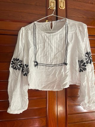 Blusa blanca bordada manga larga
