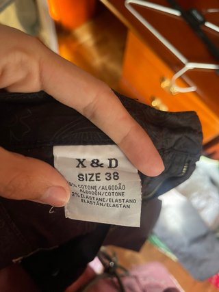Pantalón largo negro con detalles