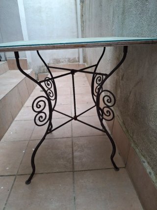 Mesa de jardín decorada hierro y cristal