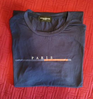 T-shirt blu.