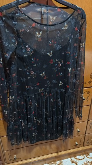 Vestido negro con estampado de mariposas