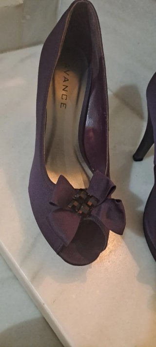 Tacones morados para ceremonia