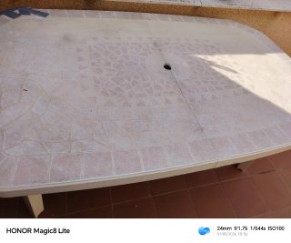 Mesa de terraza beige y blanca