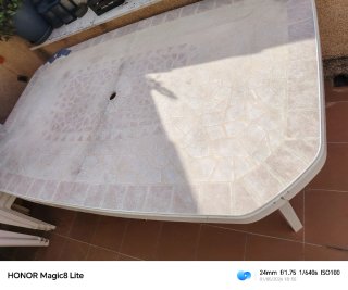 Mesa de terraza beige y blanca