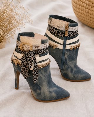 Botines vaqueros con tachuelas y estampado animal