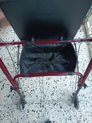 Andador con asiento y cesta