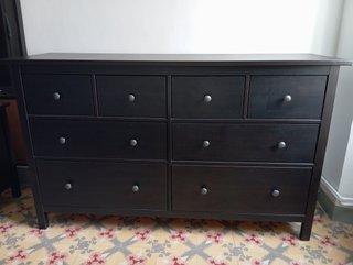 Cómoda HEMNES 8 cajones negro-marrón
