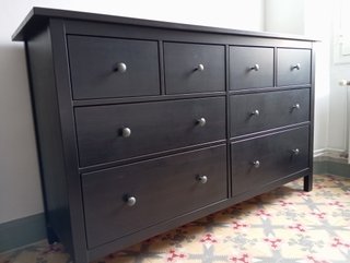 Cómoda HEMNES 8 cajones negro-marrón