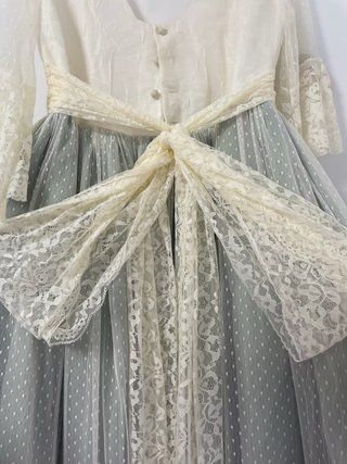 Vestido comunión plumeti y encajes. Y cesta