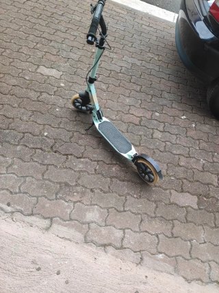 Patinete infantil azul y negro