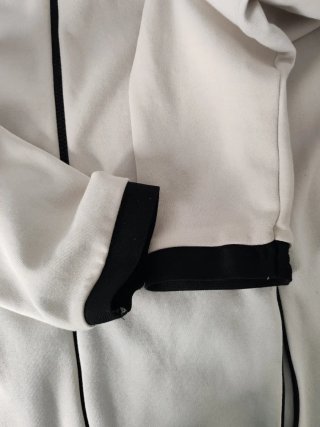 Chaqueta Zara Blanca con Cremallera Negra