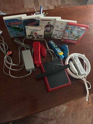 Wii Mini Roja + 3 Mandos + Volante + 6 Juegos