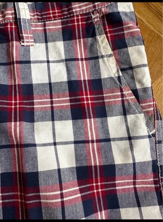 Pantalón corto a cuadros.