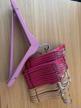 Lote Perchas Madera Niñ@s (Rosa, Fucsia y Marrón)