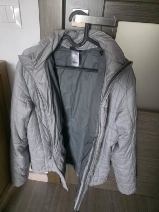 Chaqueta gris acolchada