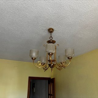 Lámpara de salón dorada y cristal
