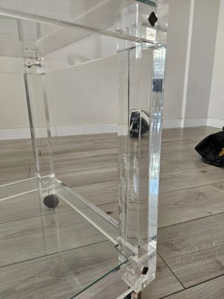 Mesa auxiliar acrílico y cristal con ruedas